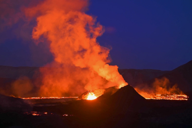 Fagradalsfjall - Volcan et champ de lave au crépuscule - Avril 2021 - 0mn 41s